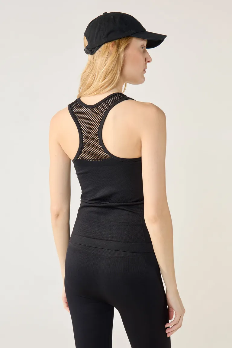 Musculosa negra sin costuras con diseño de espalda de malla de Cuesta Blanca en Tops para argentina