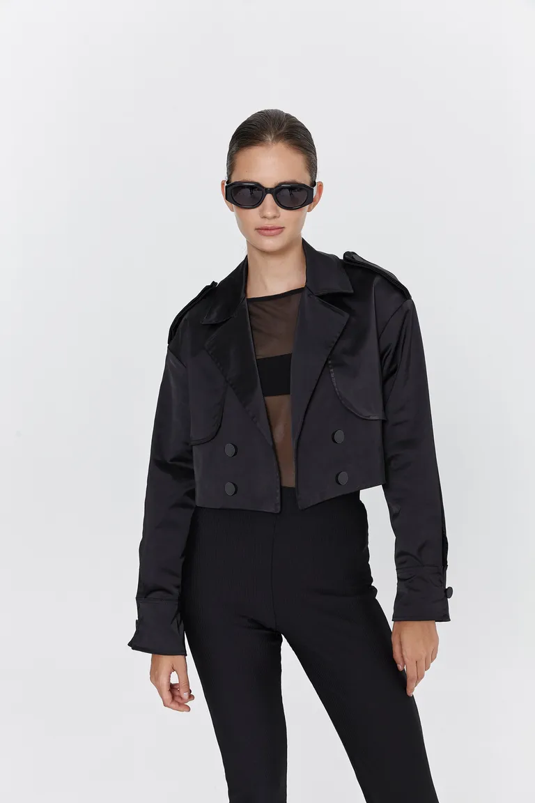 Chaqueta negra oversize con doble cruce y botones metálicos personalizados de Naíma en Chaquetas para argentina