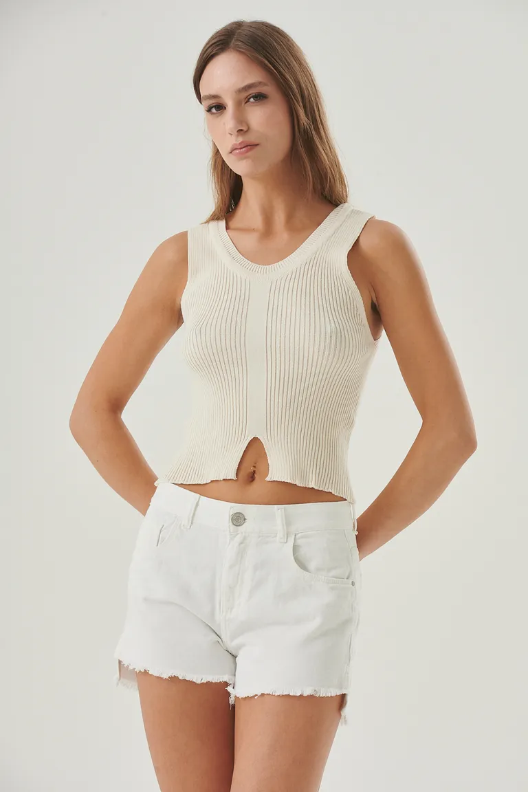 Top acanalado en blanco con abertura delantera, prenda versátil y favorecedora de Sweet en Tops para argentina