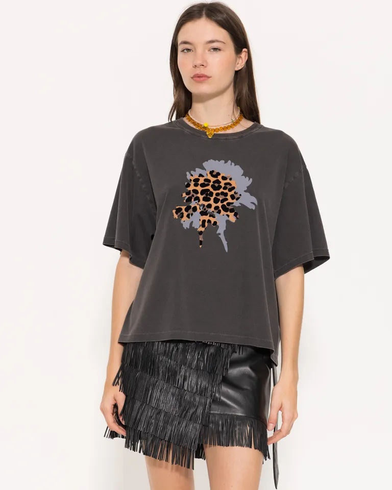 Remera de corte amplio con gráfico y logo bordado de Jazmin Chebar en Remeras para argentina