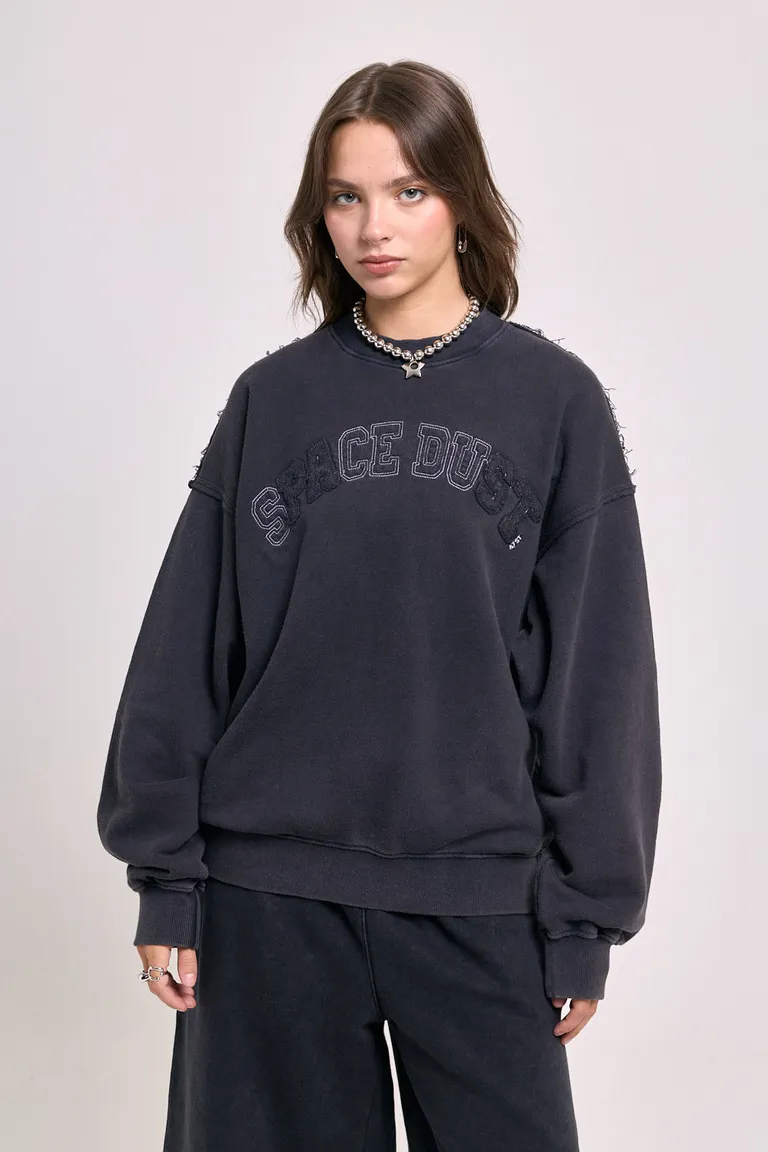 Buzo holgado con cuello redondo, diseño bordado en el pecho y terminaciones con cortes visibles al tono de 47 Street en Buzos y Sweaters para argentina