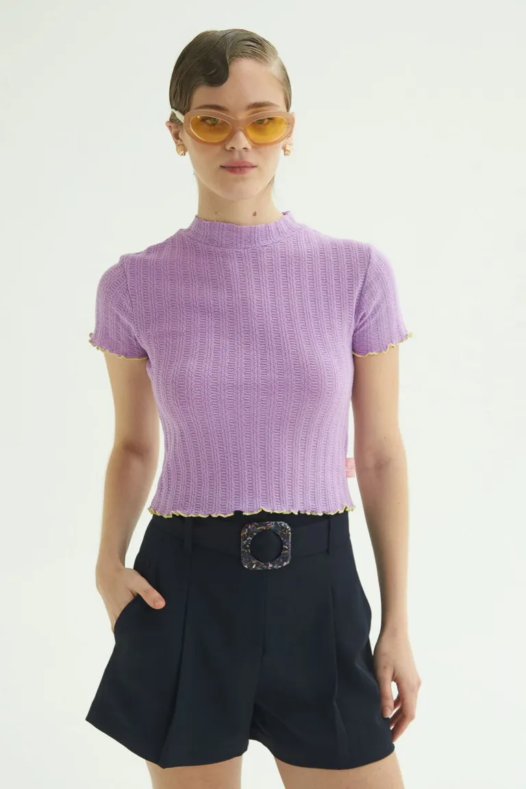 Remera de mujer con textura y terminaciones onduladas en color violeta de Las Pepas en Remeras para argentina