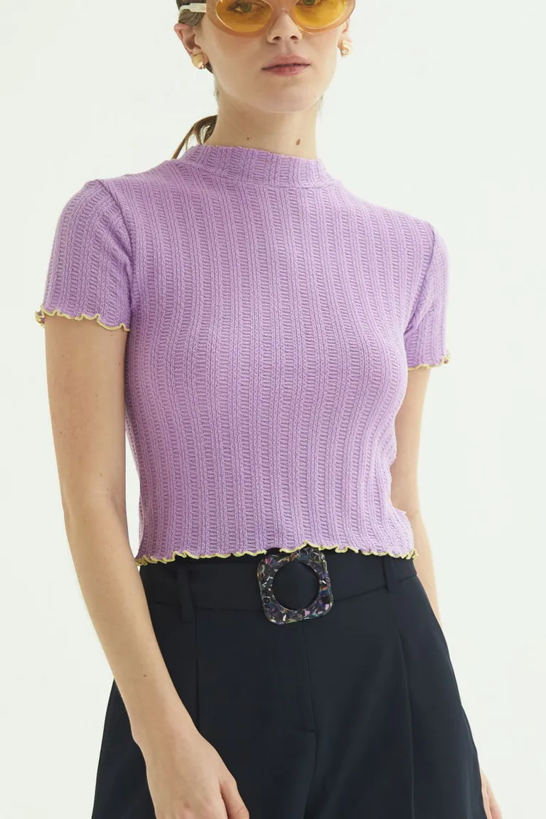 Remera de mujer con textura y terminaciones onduladas en color violeta de Las Pepas en Remeras para argentina