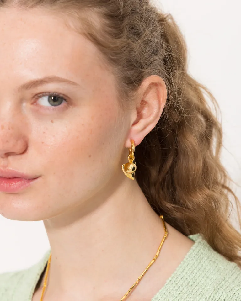 Aros colgantes con forma de corazón bañados en oro, un accesorio elegante y delicado de Jazmin Chebar en Bijouterie para argentina