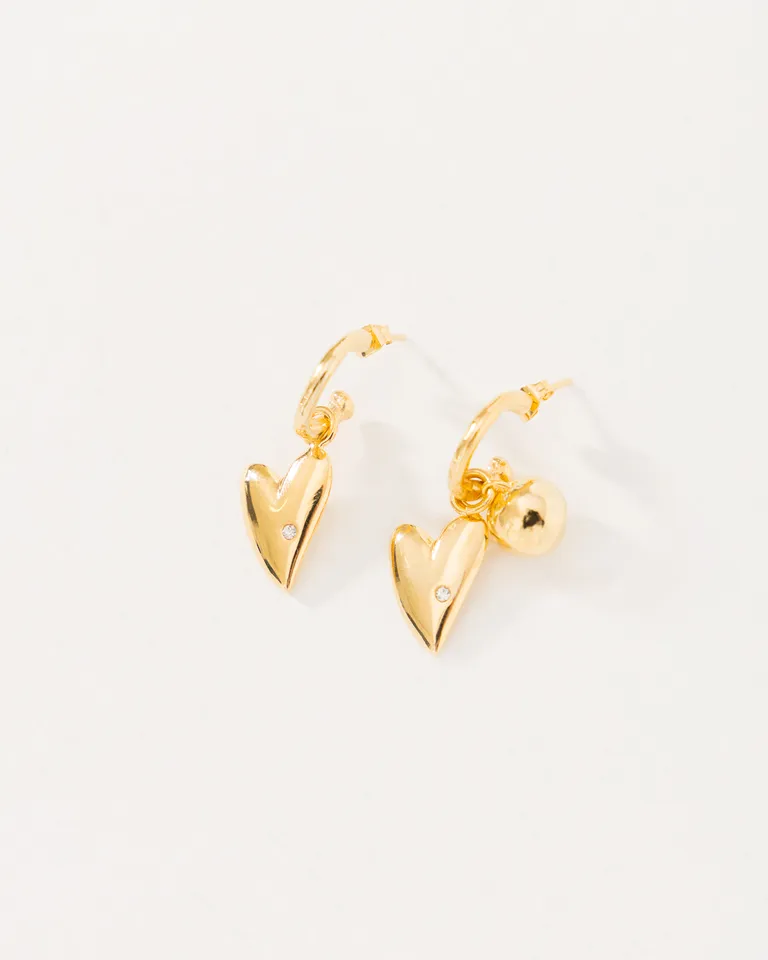 Aros colgantes con forma de corazón bañados en oro, un accesorio elegante y delicado de Jazmin Chebar en Bijouterie para argentina