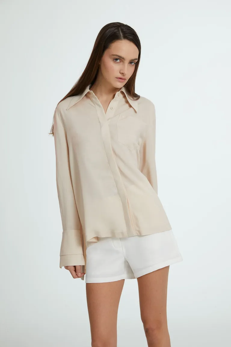 Camisa de crepe con cuello camisero y manga larga en tono beige de Naíma en Camisas para argentina