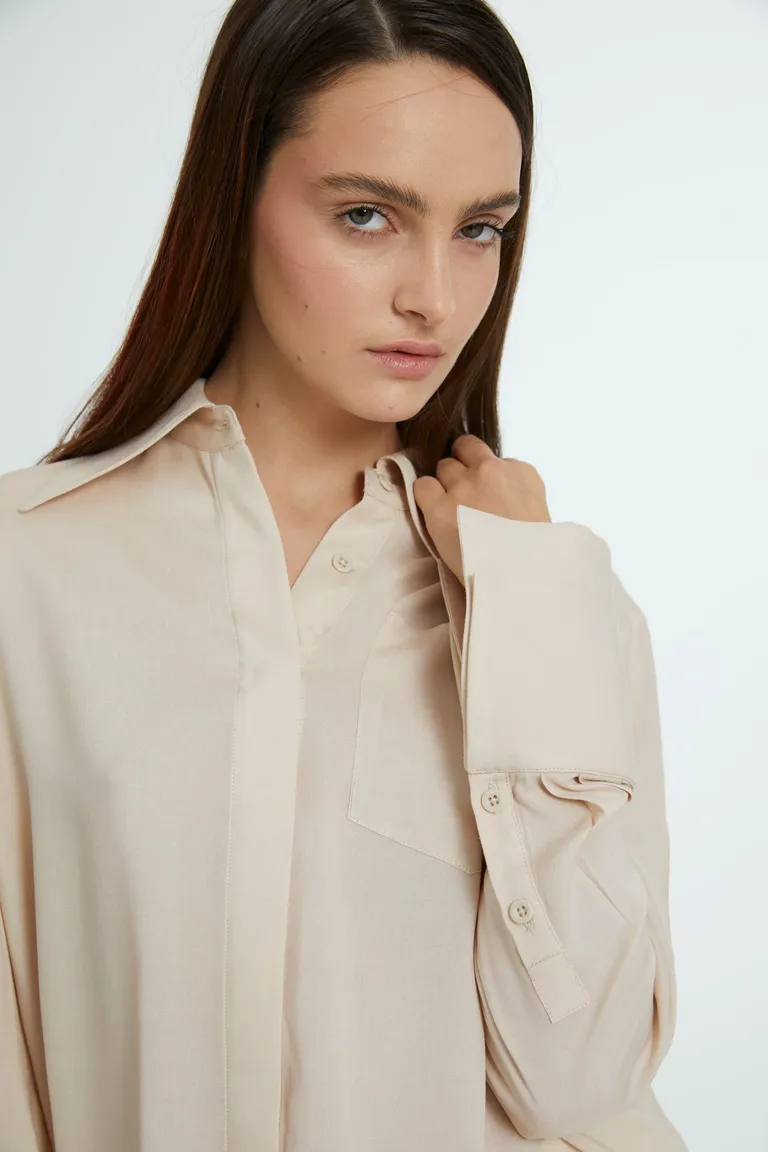 Camisa de crepe con cuello camisero y manga larga en tono beige de Naíma en Camisas para argentina