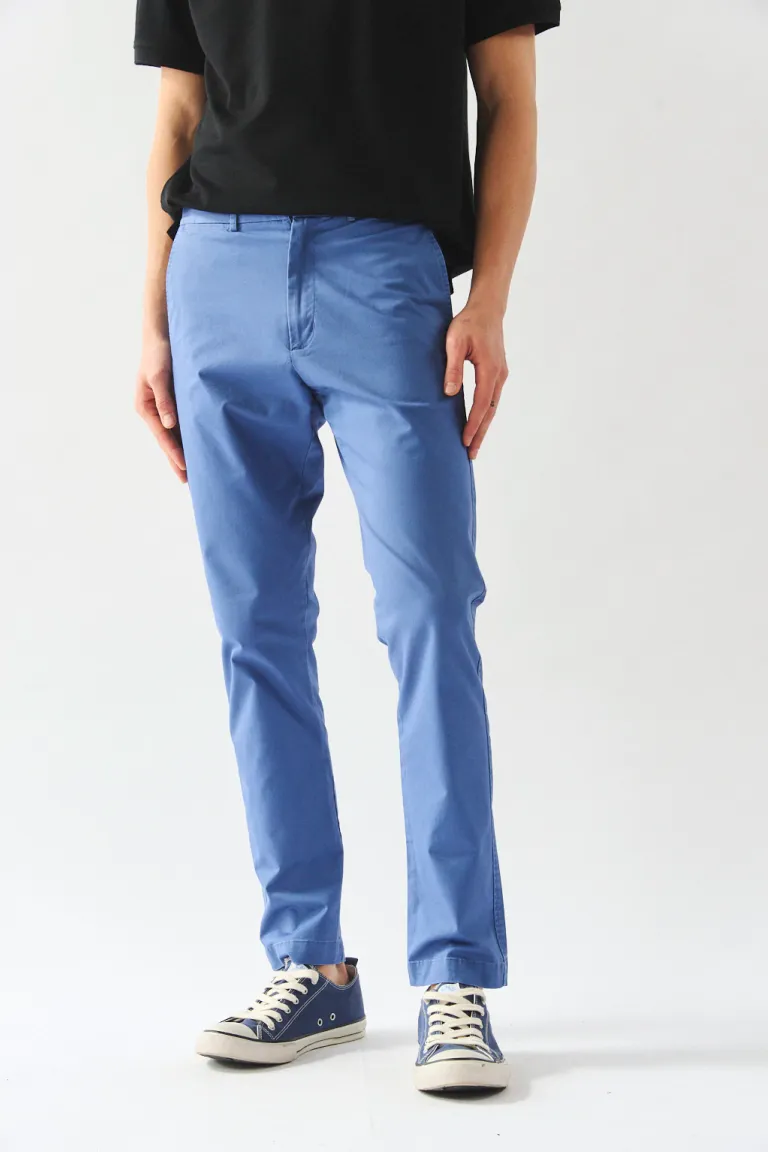Pantalón chino clásico de corte recto para hombre, elaborado en gabardina con acabado sutil de Bensimon en Pantalones para argentina