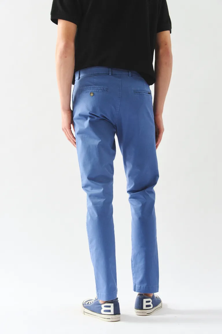 Pantalón chino clásico de corte recto para hombre, elaborado en gabardina con acabado sutil de Bensimon en Pantalones para argentina