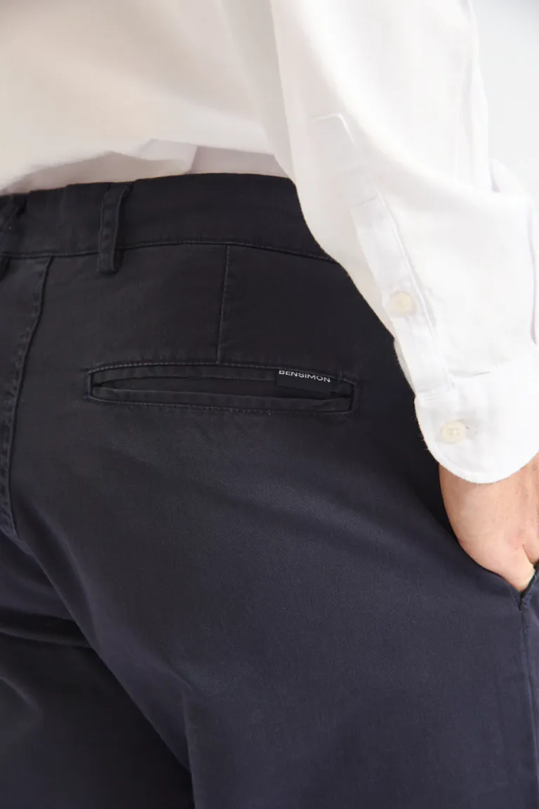 Pantalón chino clásico de corte recto para hombre, elaborado en gabardina con acabado sutil de Bensimon en Pantalones para argentina