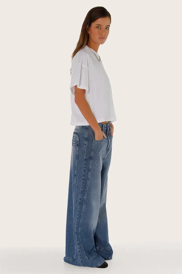 Remera blanca con detalles curvos, un básico modular y elegante de Sofia Sarkany en Remeras para argentina