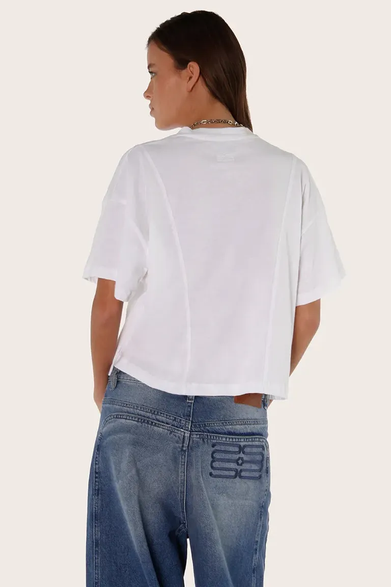 Remera blanca con detalles curvos, un básico modular y elegante de Sofia Sarkany en Remeras para argentina