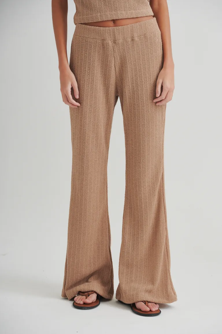 Pantalón de corte recto y diseño minimalista en tela fresca y liviana de Sweet en Pantalones para argentina