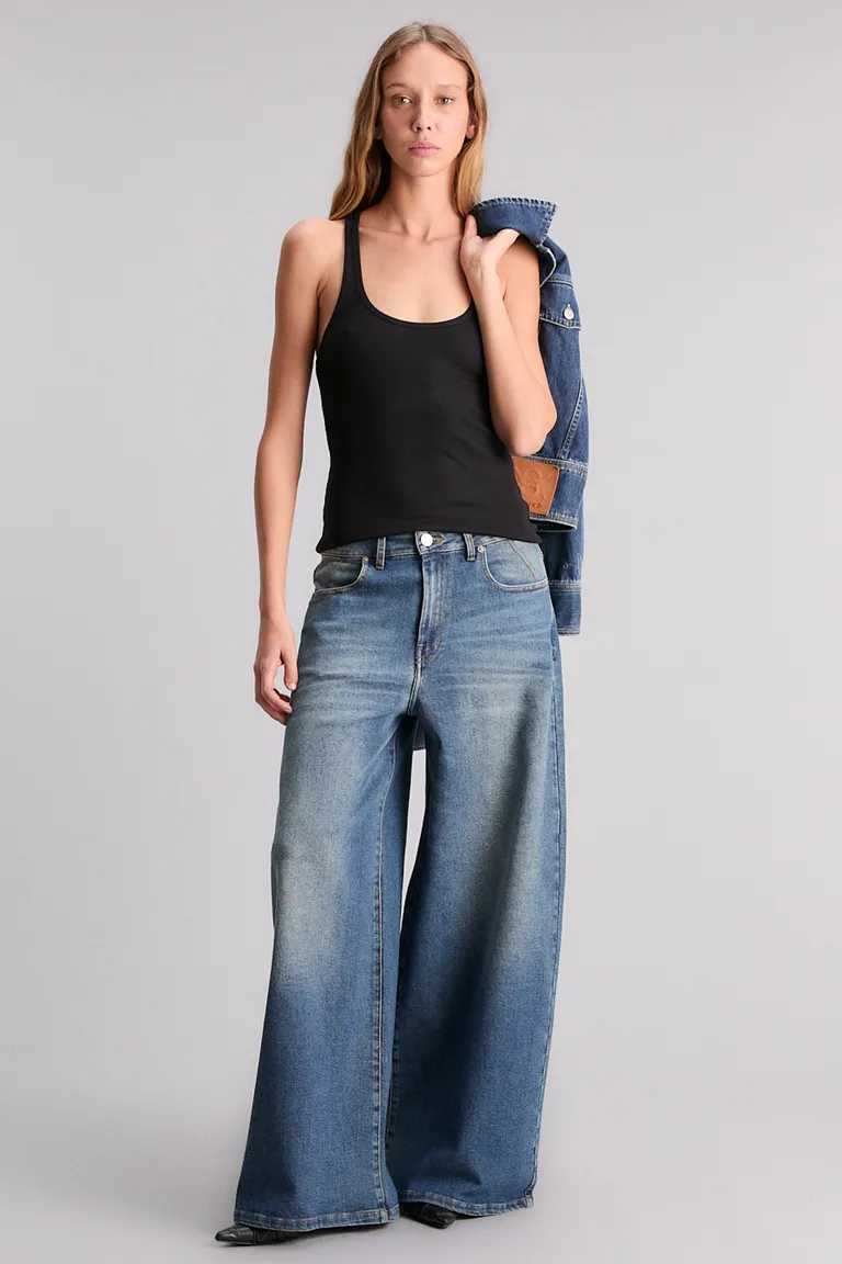 Musculosa negra de calce slim y diseño moderno para mujer de Kosiuko en Tops para argentina