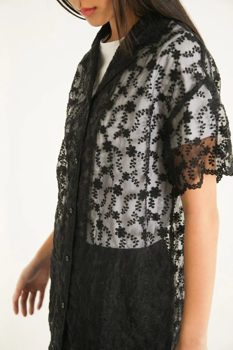 Camisa oversize de manga corta con bordado floral y detalles románticos de Las Pepas en Camisas para argentina