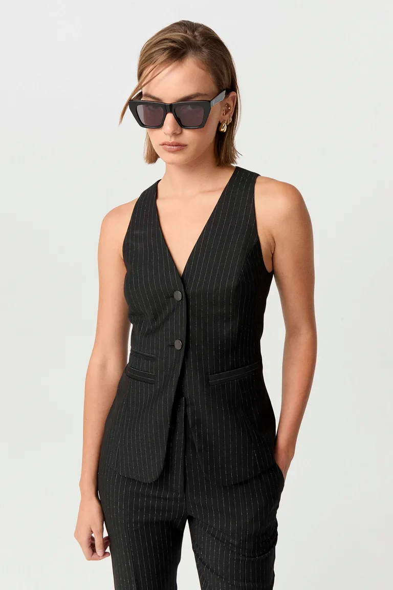 Chaleco negro de diseño sastrero y corte al cuerpo para un estilo elegante y sofisticado de Markova en Chalecos para argentina