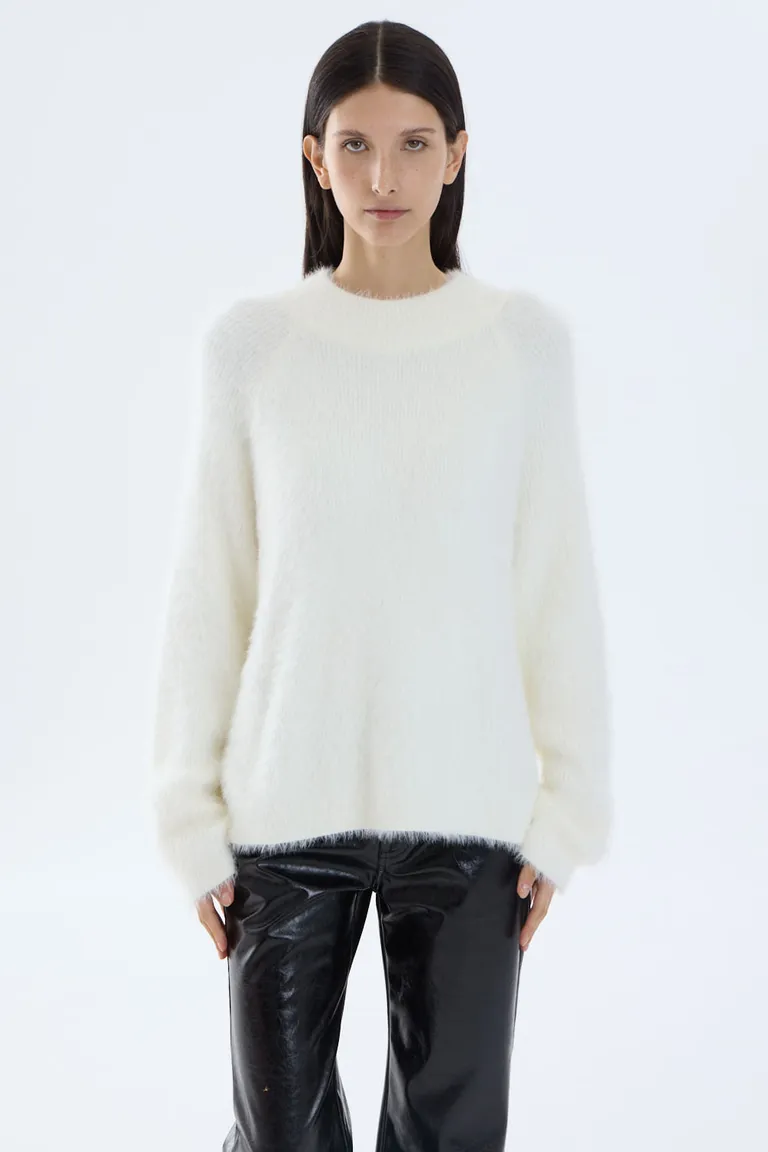 Sweater tejido de calce recto con escote a la base y mangas raglan de Portsaid en Buzos y Sweaters para argentina