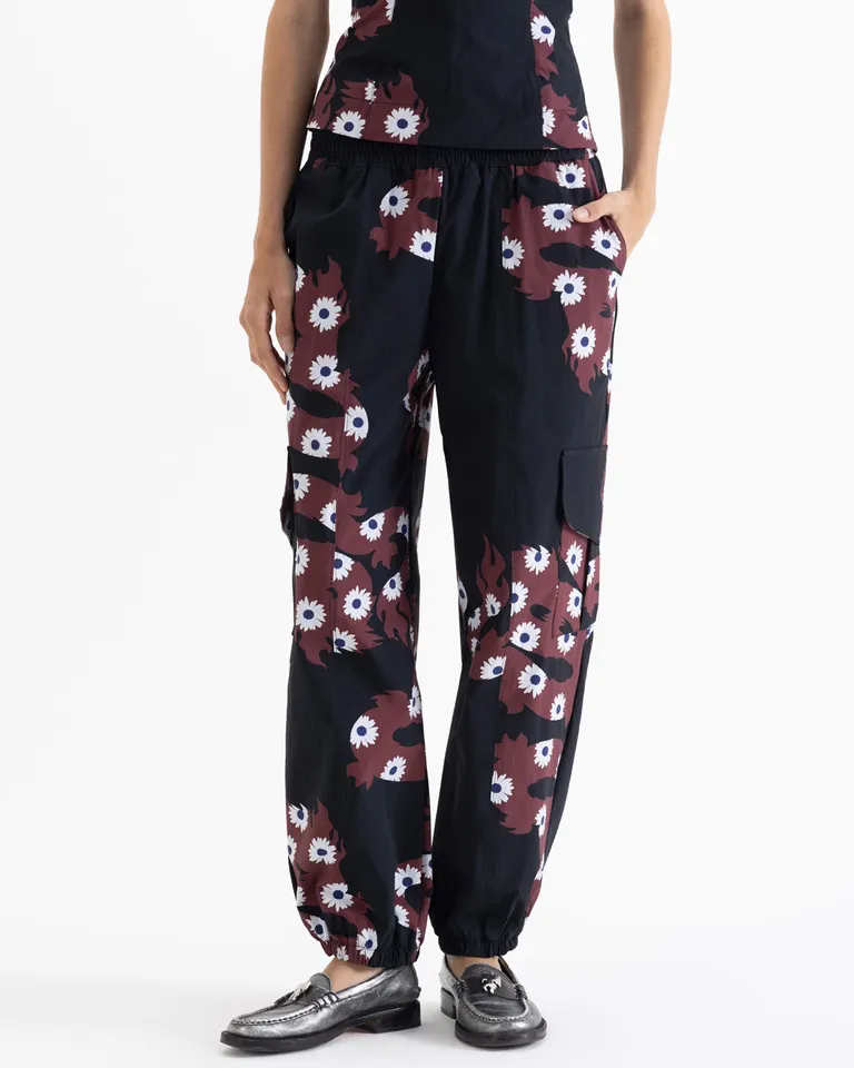 Pantalón estilo babucha con bolsillos cargo, cintura elastizada y detalle de recortes en piernas de Jazmin Chebar en Pantalones para argentina