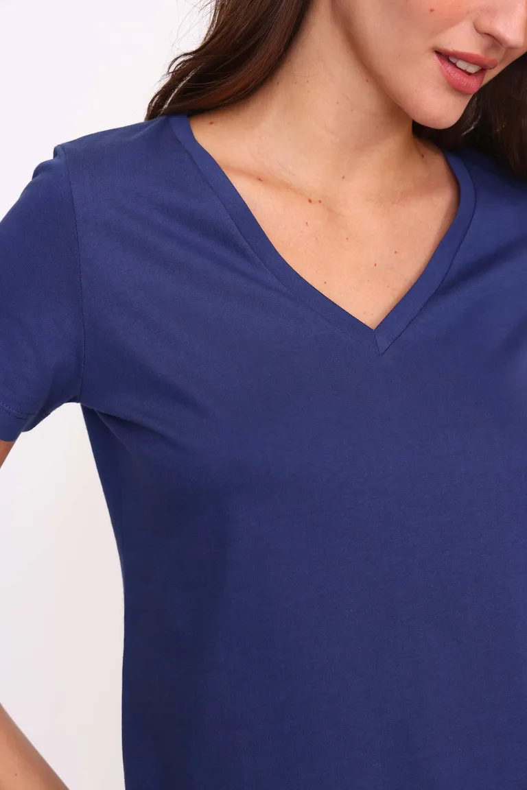 Remera básica de escote en V de manga corta y calce recto a la cadera de Yagmour en Remeras para argentina