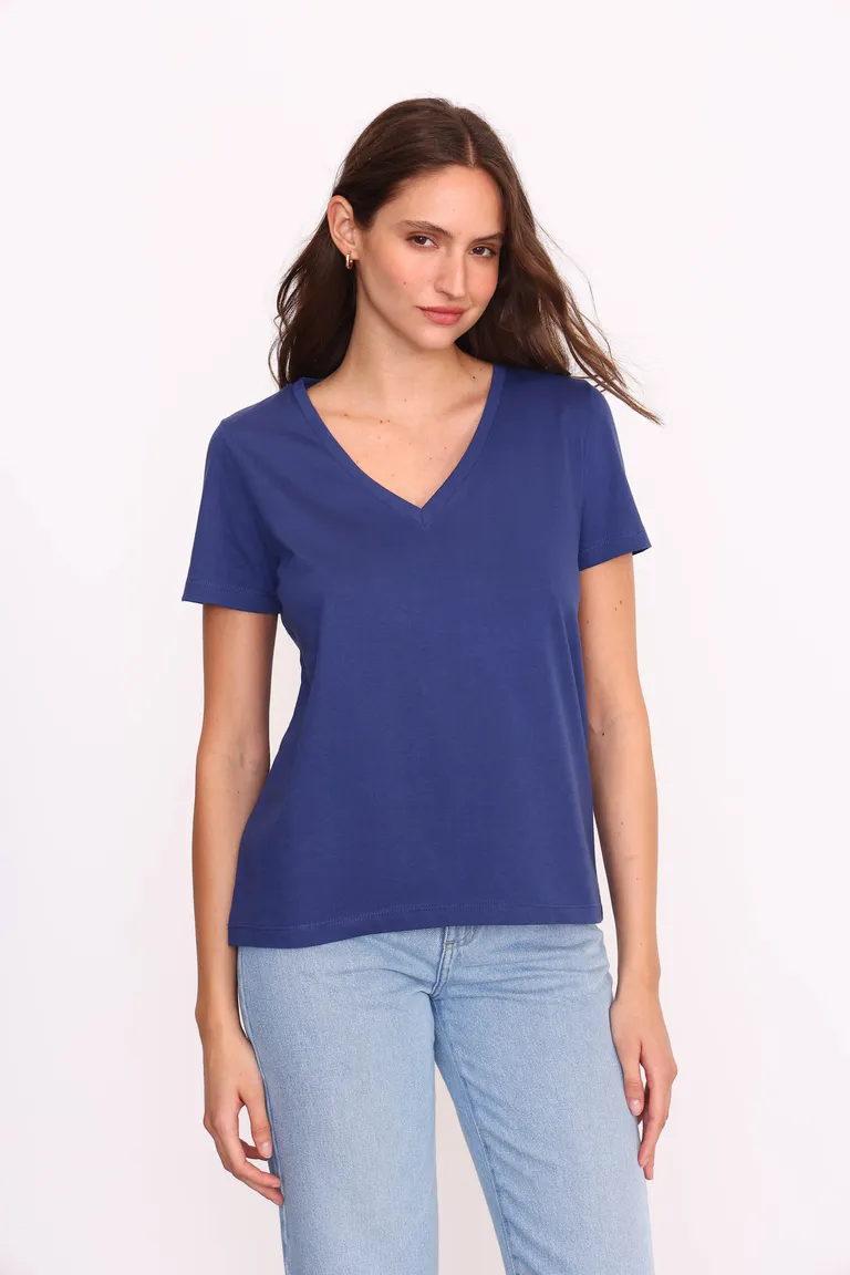 Remera básica de escote en V de manga corta y calce recto a la cadera de Yagmour en Remeras para argentina