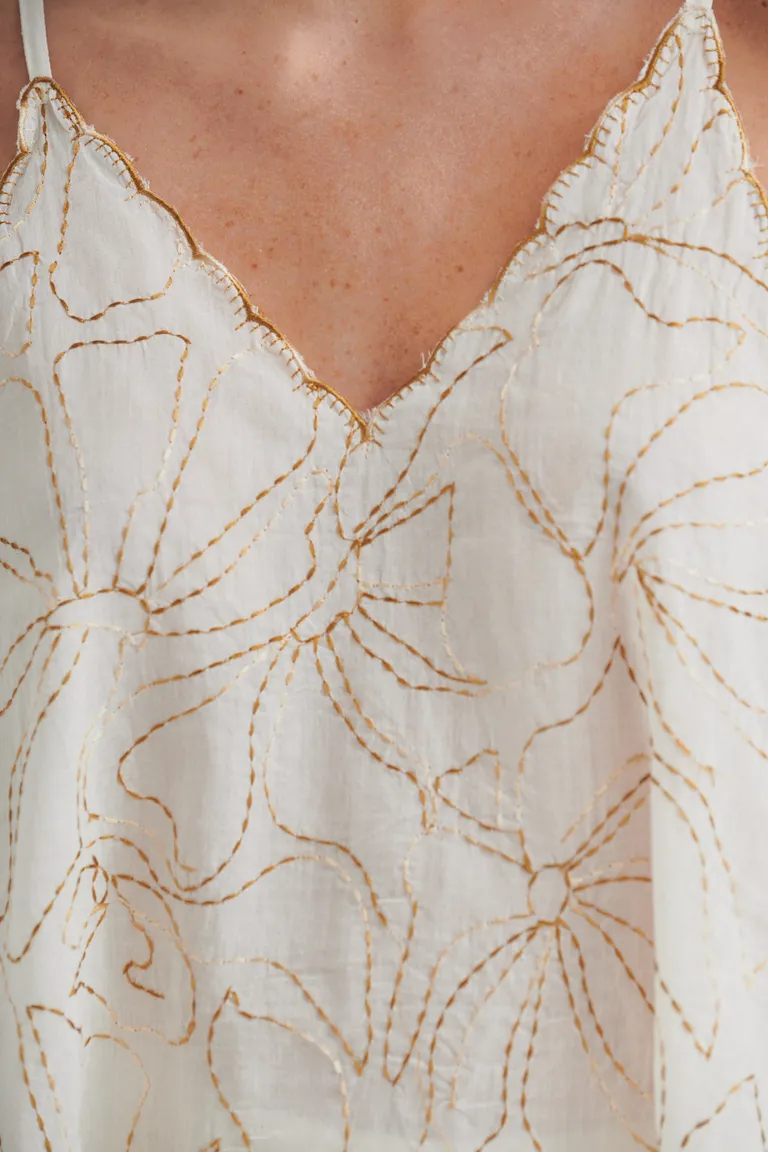 Top sin mangas con bordado floral y detalles ondulados de Sweet en Tops para argentina