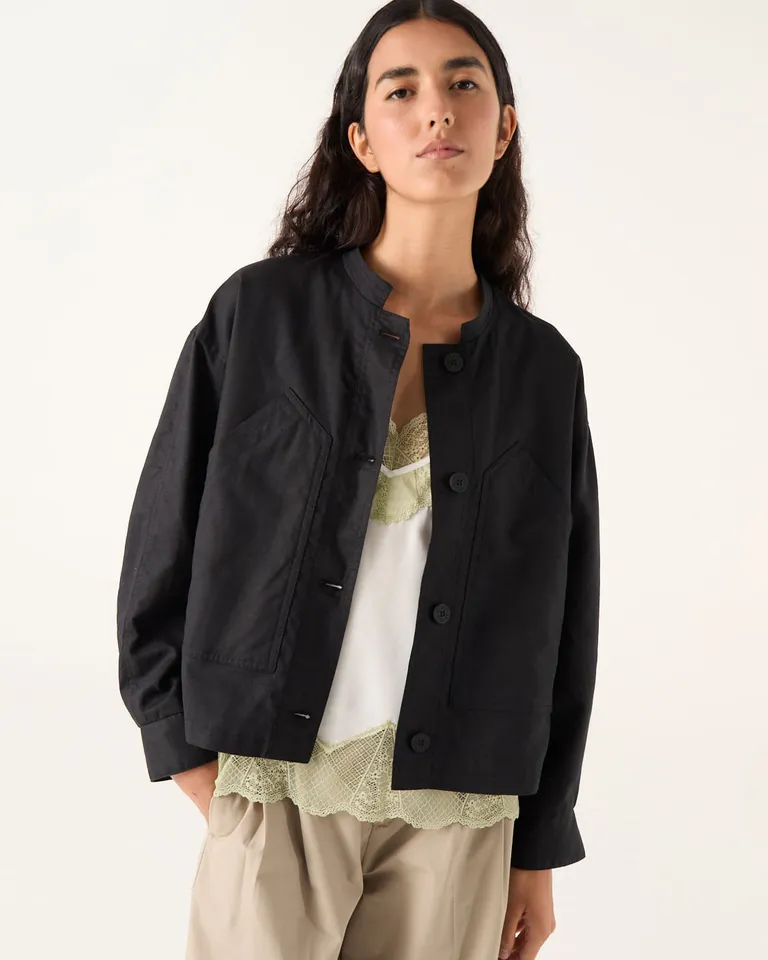 Chaqueta de mujer con cuello mao, hombros caídos, bolsillos frontales y cierre de botones de Furzai en Chaquetas para argentina