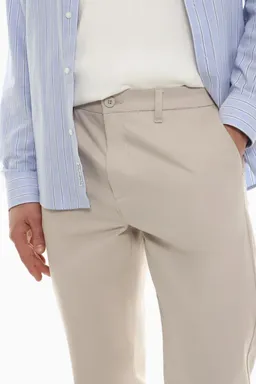 Pantalón chino con textura de Lefties en Pantalones para argentina
