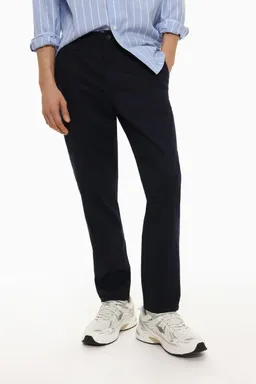 Pantalón chino con textura de Lefties en Pantalones para argentina