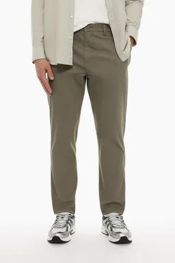 Pantalón chino con textura de Lefties en Pantalones para argentina
