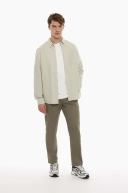 Pantalón chino con textura de Lefties en Pantalones para argentina