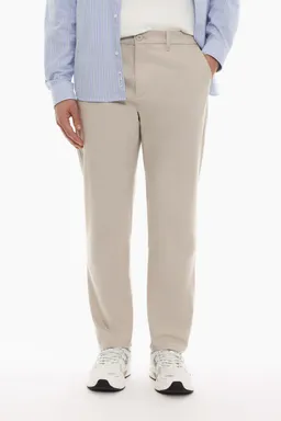 Pantalón chino con textura de Lefties en Pantalones para argentina