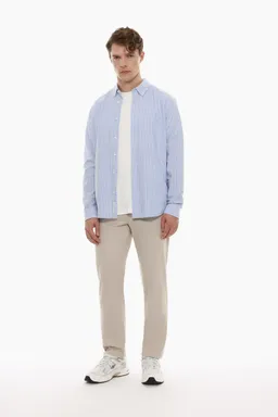 Pantalón chino con textura de Lefties en Pantalones para argentina