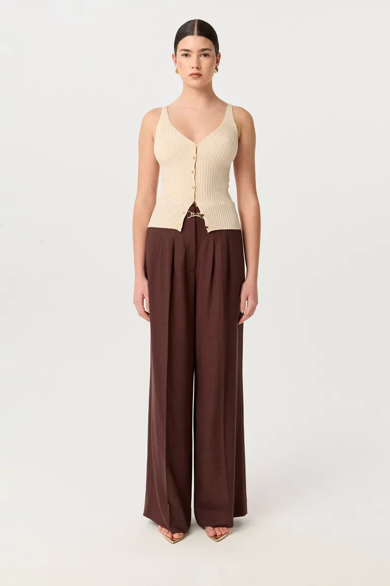 Top de punto acanalado en beige con escote en V y detalles metálicos de Markova en Tops para argentina