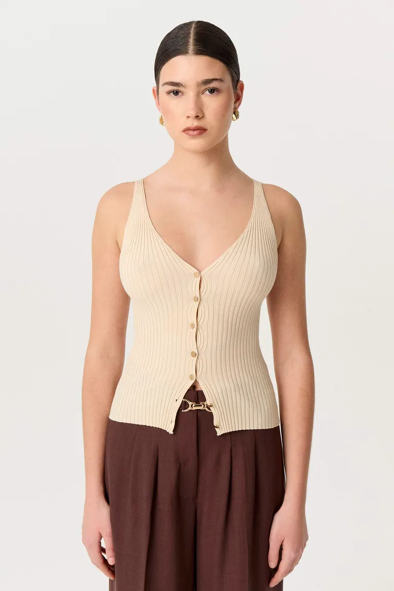 Top de punto acanalado en beige con escote en V y detalles metálicos de Markova en Tops para argentina