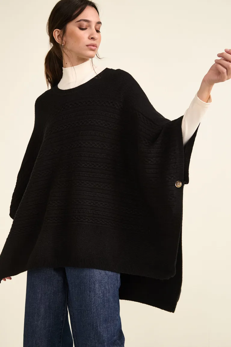 Poncho tejido con diseño de trenzas, ochos y cierre lateral de Cuesta Blanca en Capas y Ponchos para argentina
