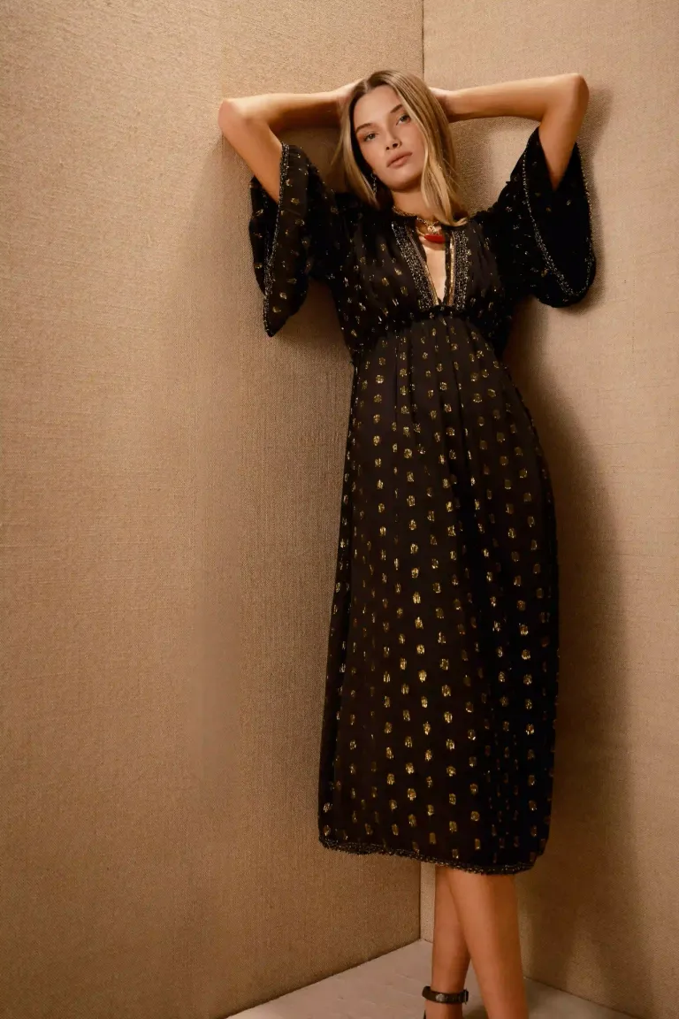 Vestido largo con mangas al codo y escote en V, bordado con lentejuelas y mostacillas de Rapsodia en Vestidos para argentina