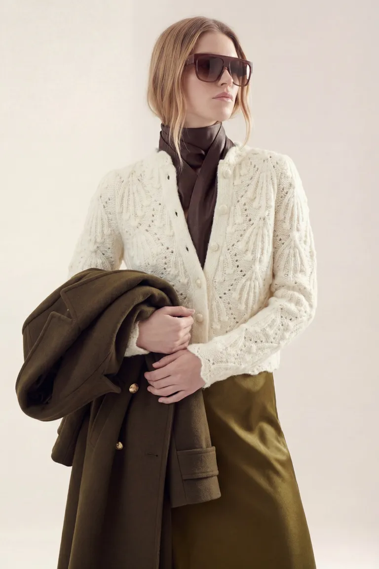 Cardigan corto tejido con abotonadura frontal de Akiabara en Buzos y Sweaters para argentina