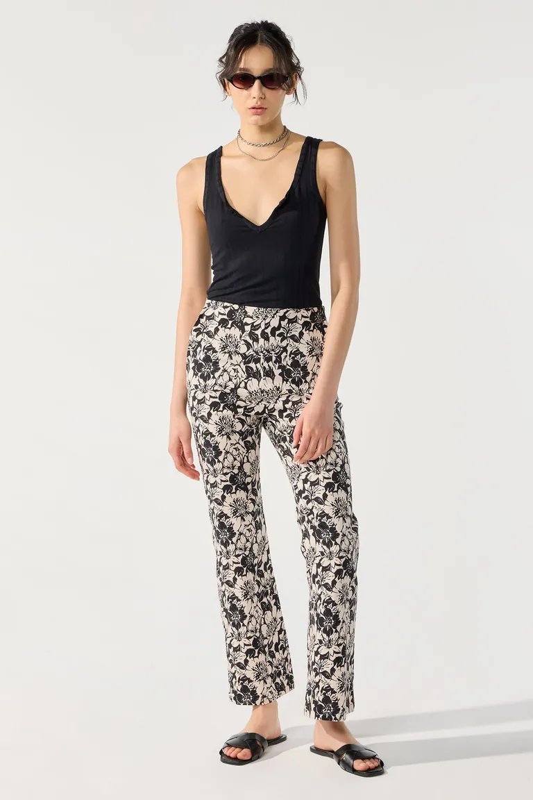 Pantalón alto de bengalina con estampado margarita para un look femenino y sofisticado de Cuesta Blanca en Pantalones para argentina