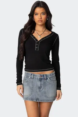 Top henley con costuras yael de Edikted en Tops para argentina