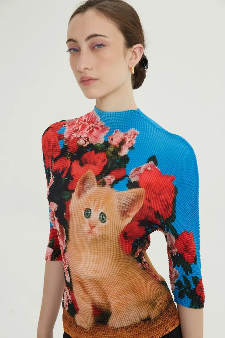 Blusa plisada de cuello alto con manga tres cuartos y diseño estampado de Las Pepas en Blusas para argentina