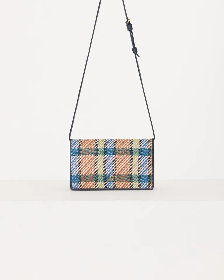 Bolso de mano multicolor con aplique metálico, ideal para un look casual y urbano de Jazmin Chebar en Bolsos y Carteras para argentina