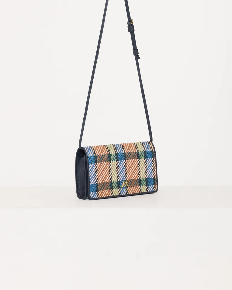 Bolso de mano multicolor con aplique metálico, ideal para un look casual y urbano de Jazmin Chebar en Bolsos y Carteras para argentina