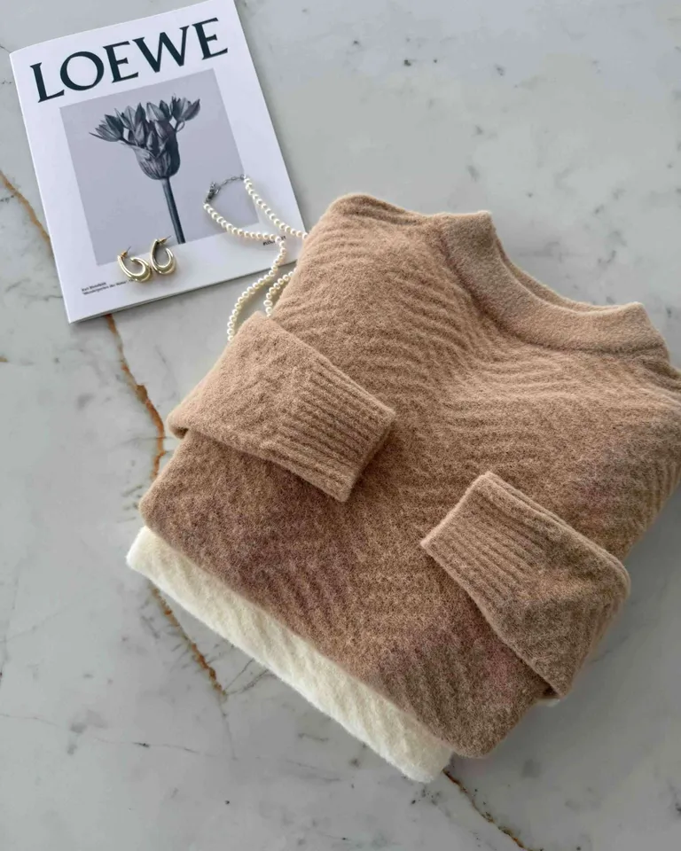 Elegante sweater de angora con patrón de rombos tejido de Hesed en Buzos y Sweaters para argentina