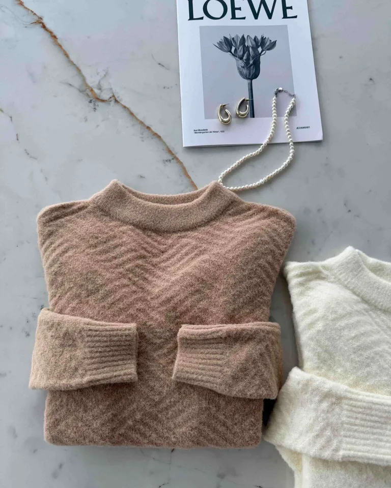 Elegante sweater de angora con patrón de rombos tejido de Hesed en Buzos y Sweaters para argentina