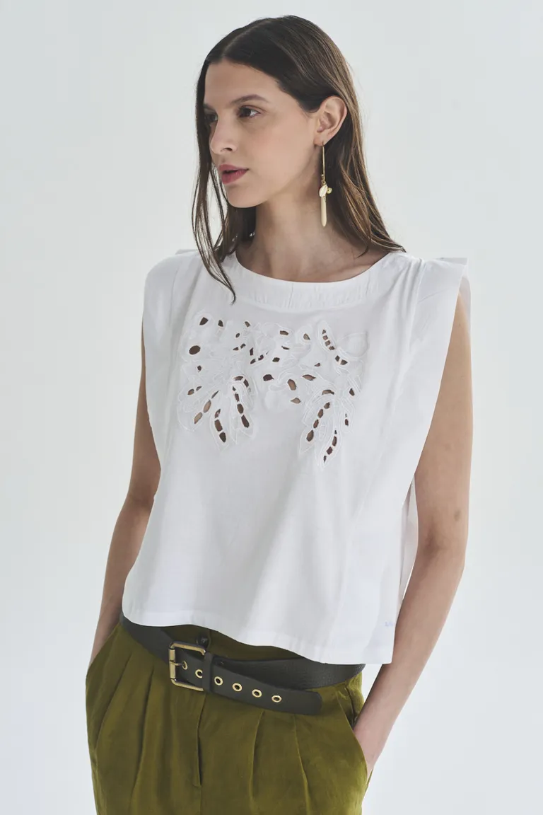 Remera blanca con detalles brillantes, estilo moderno y sofisticado de Akiabara en Remeras para argentina