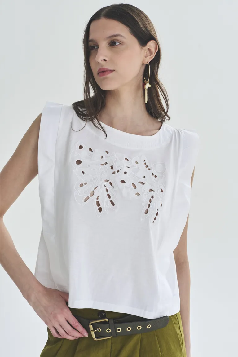 Remera blanca con detalles brillantes, estilo moderno y sofisticado de Akiabara en Remeras para argentina