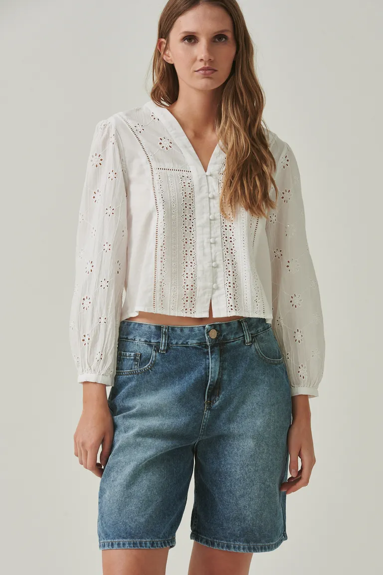 Camisa blanca con detalles bordados y calados florales, escote en V y mangas abullonadas de Sweet en Camisas para argentina