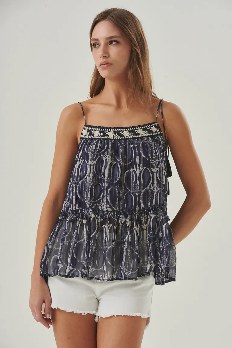 Top de viscosa con detalles bordados y volado en el ruedo de Sweet en Tops para argentina