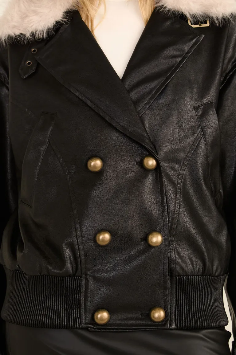 Campera aviadora oversize con cuello de piel desmontable y cierre cruzado con botones metálicos de Cuesta Blanca en Chaquetas para argentina