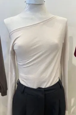Remera hombro caído eloise de Prive en Remeras para argentina